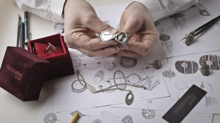 Como limpar e cuidar de jóias de bronze