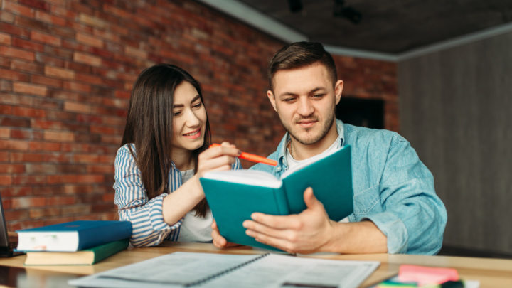 É possível fazer duas faculdades ao mesmo tempo?